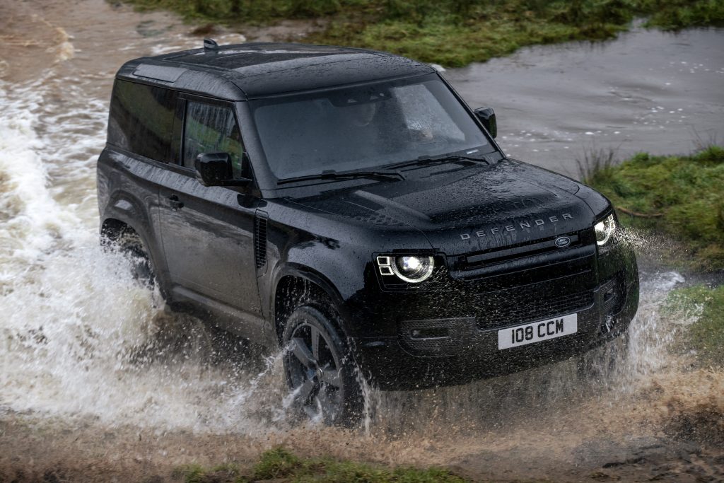 Land Rover Defedner V8 stomping through the mud